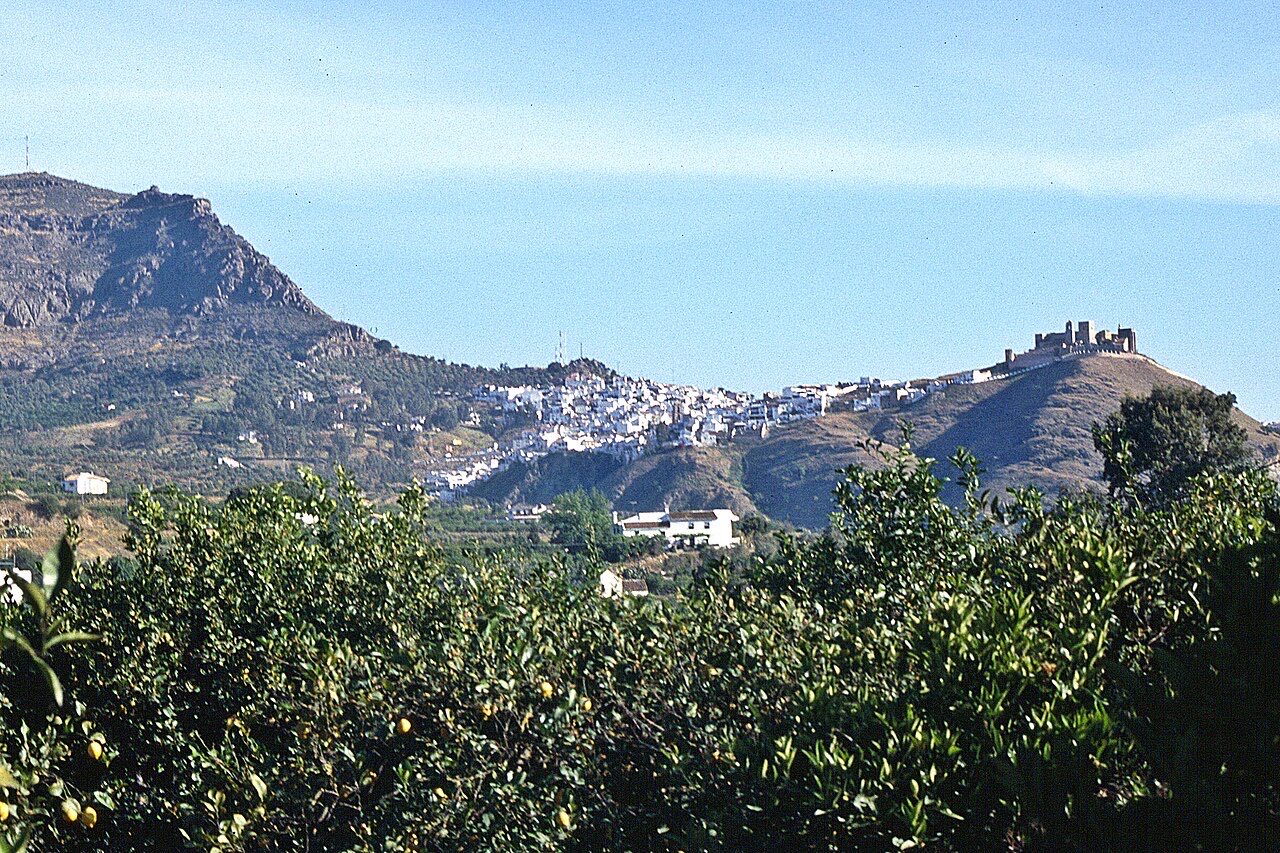 The white village of Álora with its Moorish castle